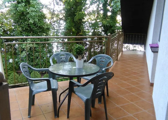 Pod Lipami Pensión *